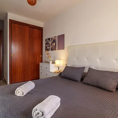 Lägenhet 3 Bedroom Apartment, 150m From *