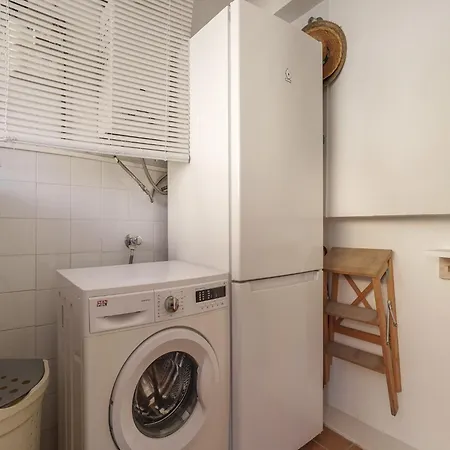 Lägenhet 3 Bedroom Apartment, 150m From *