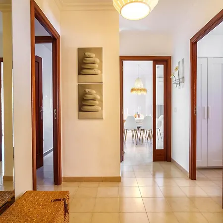 Lägenhet 3 Bedroom Apartment, 150m From *