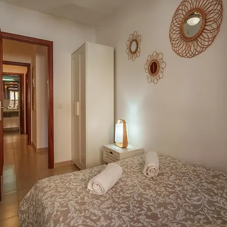 Appartement 3 Bedroom Apartment, 150m From *