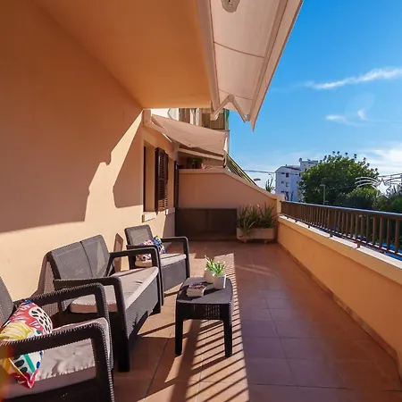 Lägenhet 3 Bedroom Apartment, 150m From