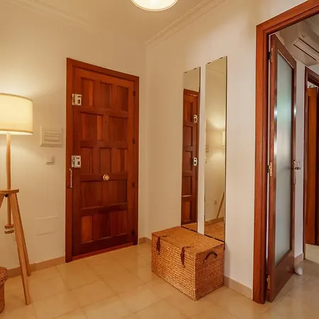 Lägenhet 3 Bedroom Apartment, 150m From